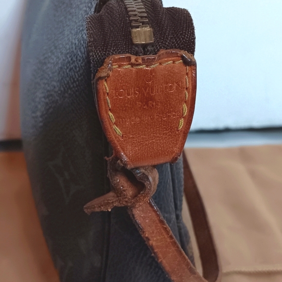Louis Vuitton Vintage Pochette Accessoires handbag with strap - Picture 13 of 17